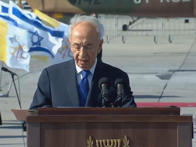 Presidente Peres da la bienvenida al Papa Francisco